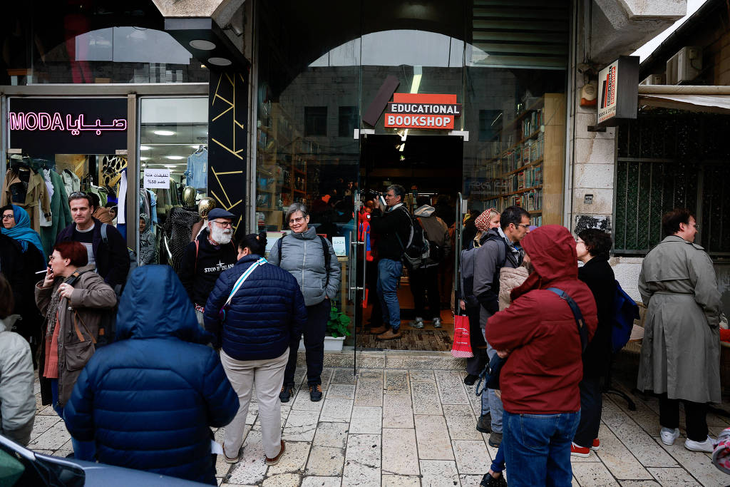 Apoiadores visitam uma das unidades da Educational Bookshop depois que a polícia israelense